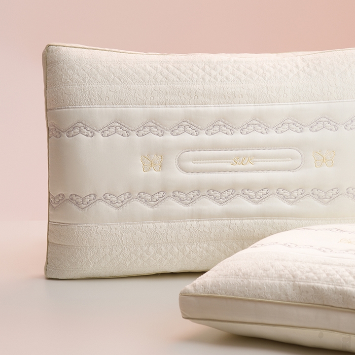 91家纺网 家纺一手货源 找家纺 （总）昕科 2025新款蕾丝复合蚕丝枕-蕾丝花边蚕丝枕芯蝴蝶绣花桑蚕丝枕头