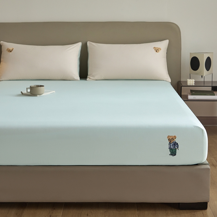 91家纺网 家纺一手货源 找家纺 禾时 2025新款A类全棉卡通小熊刺绣床笠床套床罩床垫保护套 杰米熊-绿