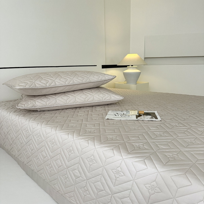 91家纺网 家纺一手货源 找家纺 云雀  2025新款舒适莱赛尔天丝夹棉床盖 菱格床盖-浅灰