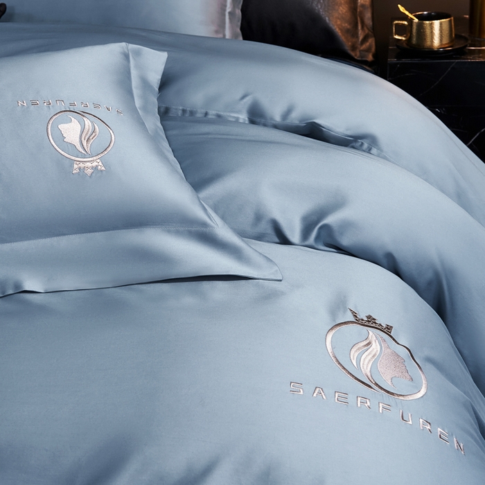 91家纺网 家纺一手货源 找家纺 沃尔居 2025新款全棉纯棉长绒棉四件套刺绣绣花纯色贡缎床笠款高端礼盒装 萨尔夫人-蓝灰