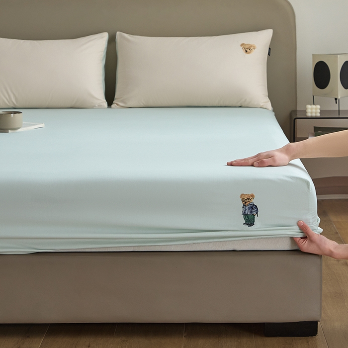 91家纺网 家纺一手货源 找家纺 禾时 2025新款A类全棉卡通小熊刺绣床笠床套床罩床垫保护套 杰米熊-绿