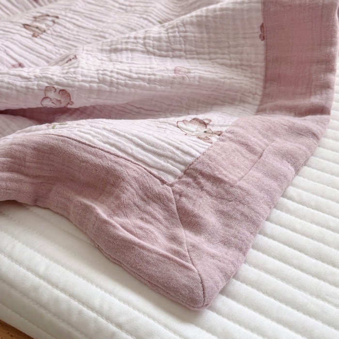 91家纺网 家纺一手货源 找家纺 BOSS 2025新款全棉纯棉皱皱纱儿童盖毯夏被  幼儿园夏被夏凉被空调被 桃桃兔