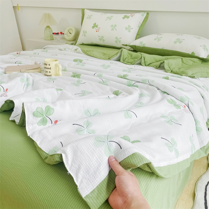 91家纺网 家纺一手货源 找家纺 南北家居 2025新款亲肤泡泡棉提花夏被 三叶草