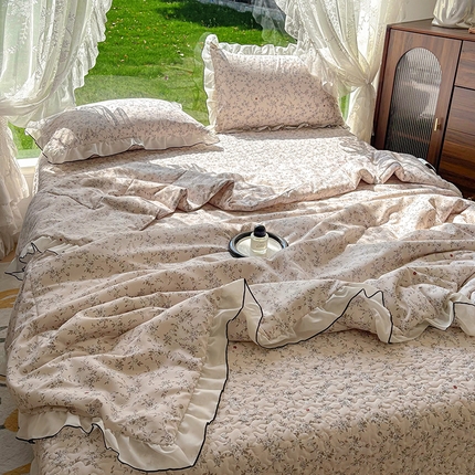 91家纺网 家纺一手货源 找家纺 2025新款水洗棉夹棉韩版花边夏被小清新针织棉小碎花皱皱棉双层纱软糯感夏凉被空调被泡泡棉被四季跑量款 叶雨浪漫