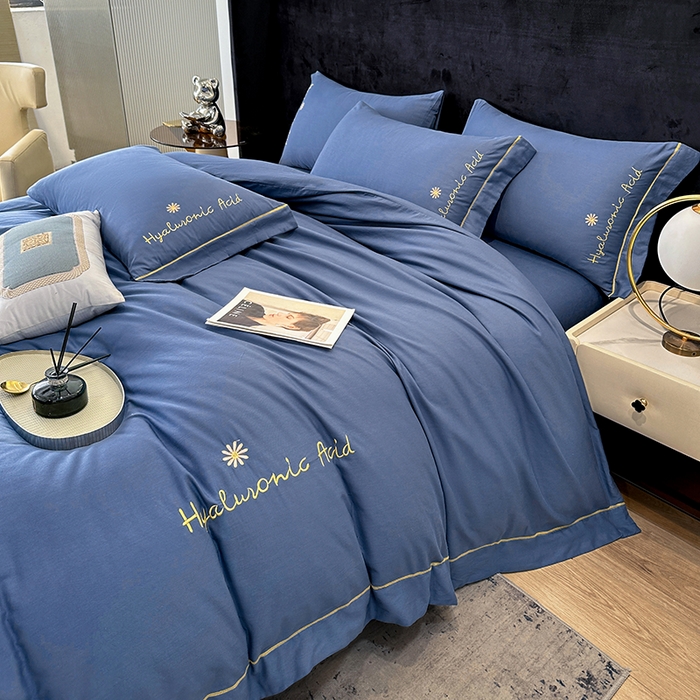 91家纺网 家纺一手货源 找家纺 宇彬家纺 2025直播新款13374全棉纯棉母婴级压线一字绣纯色刺绣四件套全棉纯棉贡缎新疆长绒字母款铂金系列 铂金 宾利蓝