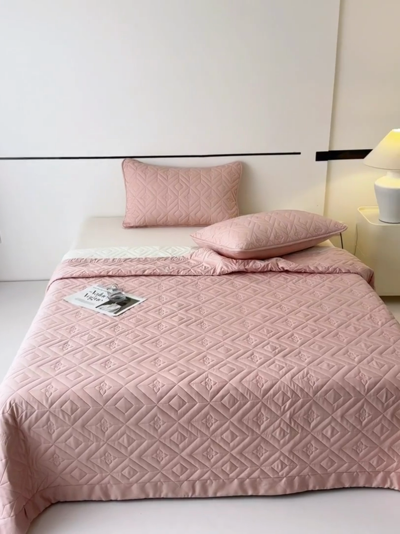 91家纺网 家纺一手货源 找家纺 云雀  2025新款舒适莱赛尔天丝夹棉床盖 菱格床盖-豆沙