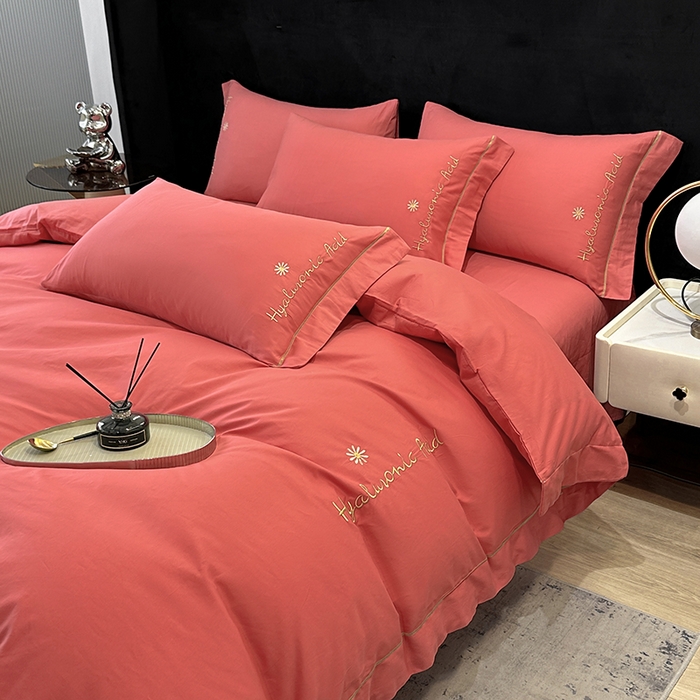 91家纺网 家纺一手货源 找家纺 宇彬家纺 2025直播新款13374全棉纯棉母婴级压线一字绣纯色刺绣四件套全棉纯棉贡缎新疆长绒字母款铂金系列 铂金 宝石红