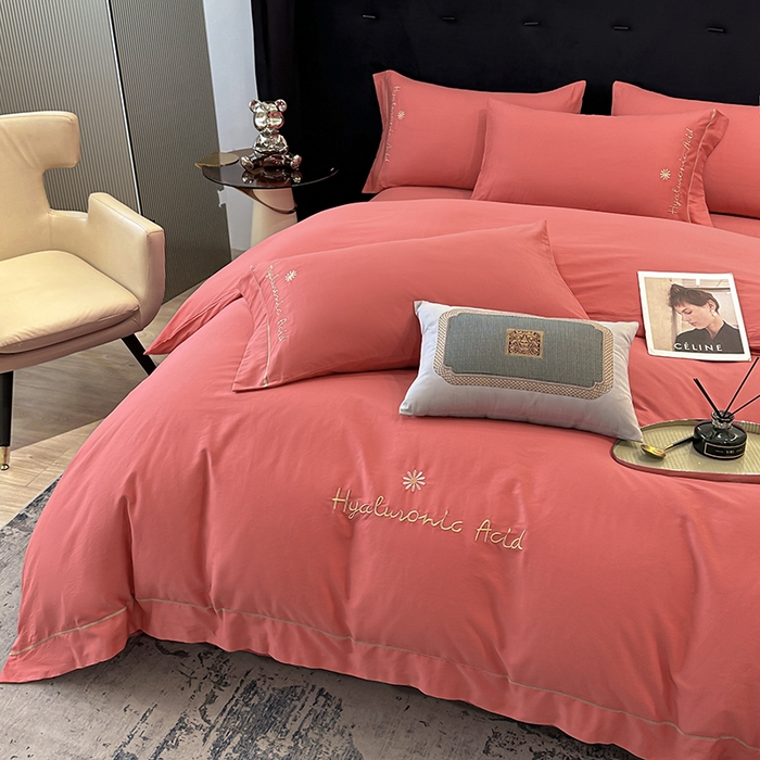 91家纺网 家纺一手货源 找家纺 宇彬家纺 2025直播新款13374全棉纯棉母婴级压线一字绣纯色刺绣四件套全棉纯棉贡缎新疆长绒字母款铂金系列 铂金 宝石红