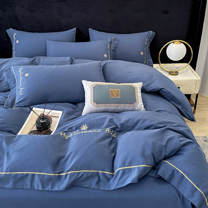 91家纺网 家纺一手货源 找家纺 宇彬家纺 2025直播新款13374全棉纯棉母婴级压线一字绣纯色刺绣四件套全棉纯棉贡缎新疆长绒字母款铂金系列 铂金 宾利蓝