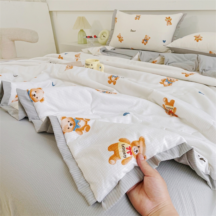 91家纺网 家纺一手货源 找家纺 南北家居 2025新款亲肤泡泡棉提花夏被 欢乐熊