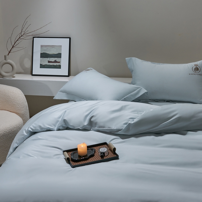 91家纺网 家纺一手货源 找家纺 沃尔居 2025新款全棉纯棉长绒棉四件套刺绣绣花纯色贡缎床笠款高端礼盒装 萨尔夫人-迷雾蓝