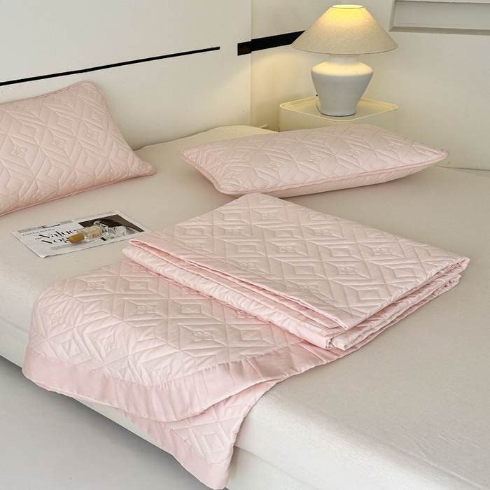 91家纺网 家纺一手货源 找家纺 云雀  2025新款舒适莱赛尔天丝夹棉床盖 菱格床盖-玉粉