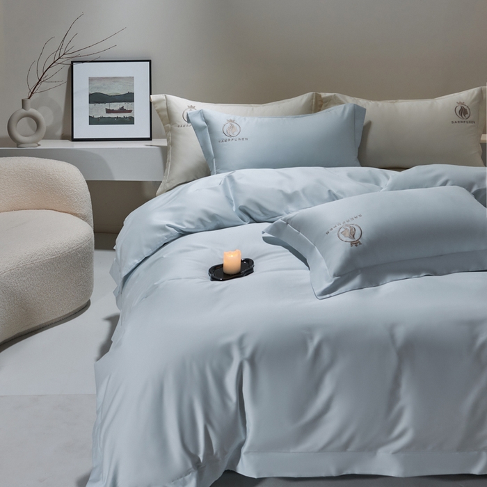 91家纺网 家纺一手货源 找家纺 沃尔居 2025新款全棉纯棉长绒棉四件套刺绣绣花纯色贡缎床笠款高端礼盒装 萨尔夫人-迷雾蓝