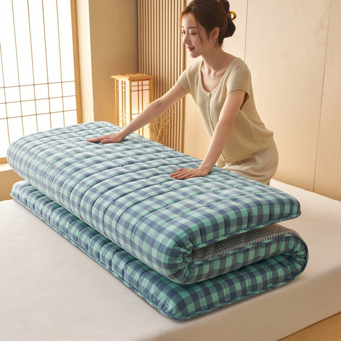 91家纺网 家纺一手货源 找家纺 锦丝钰床垫 2025新款色织水洗棉棉花床垫 蓝绿中格