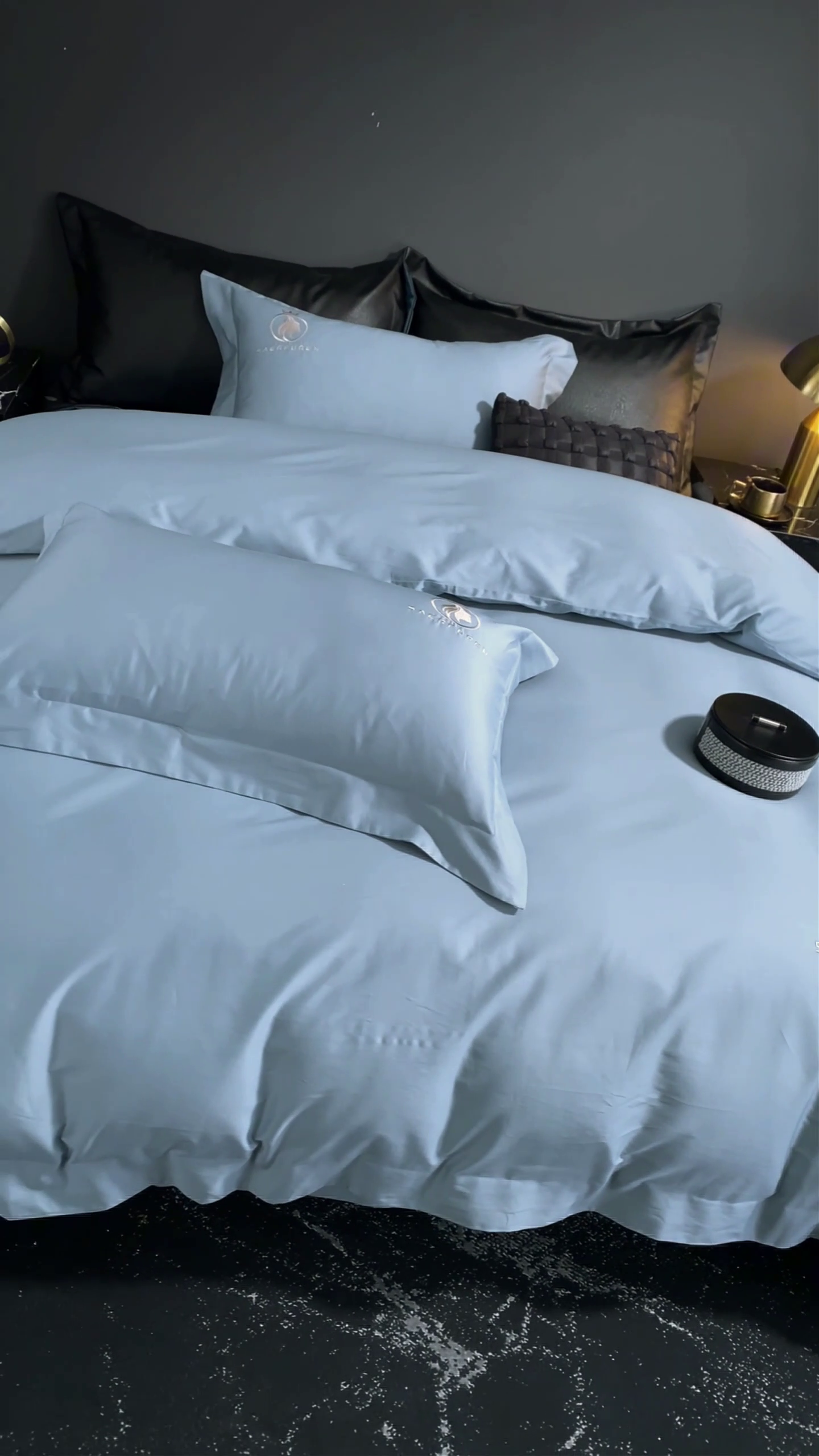 91家纺网 家纺一手货源 找家纺 沃尔居 2025新款全棉纯棉长绒棉四件套刺绣绣花纯色贡缎床笠款高端礼盒装 萨尔夫人-蓝灰