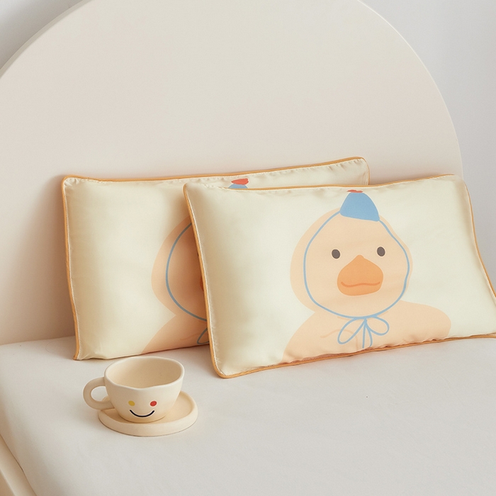 91家纺网 家纺一手货源 找家纺 荷马之梦  2025新款系列——A类60s原创手绘卡通儿童枕套 毛绒鸭