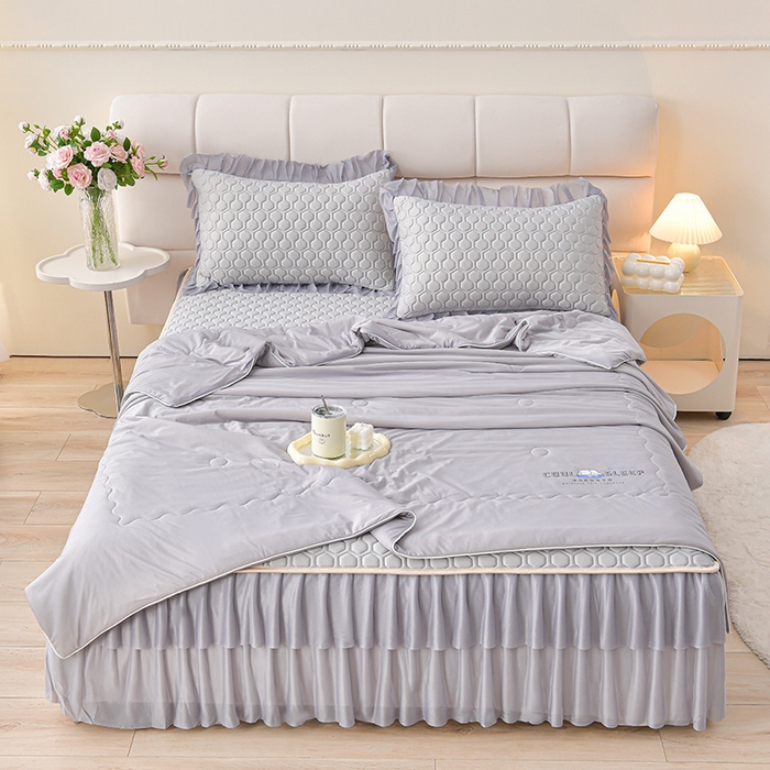 91家纺网 家纺一手货源 找家纺 畅畅家纺 2025新款夏季凉感丝足球花纯色凉席夏被四件套 足球花-陨石灰