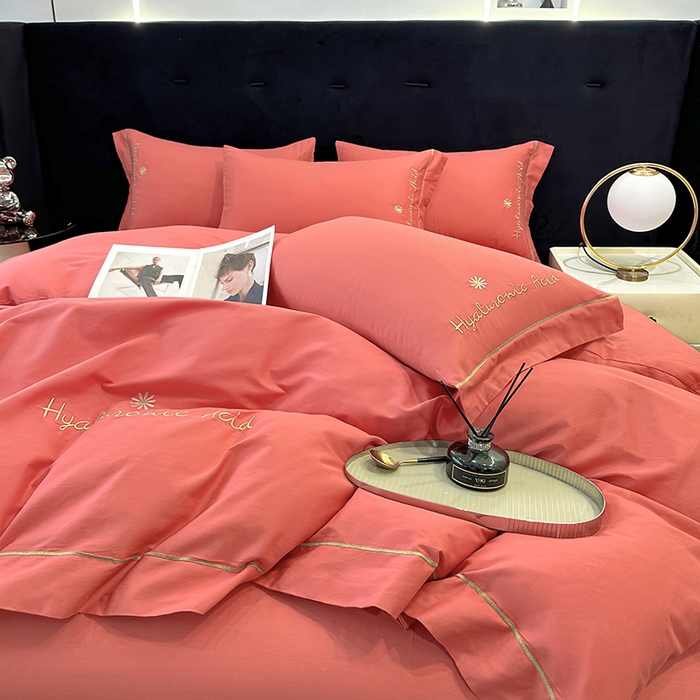 91家纺网 家纺一手货源 找家纺 宇彬家纺 2025直播新款13374全棉纯棉母婴级压线一字绣纯色刺绣四件套全棉纯棉贡缎新疆长绒字母款铂金系列 铂金 宝石红