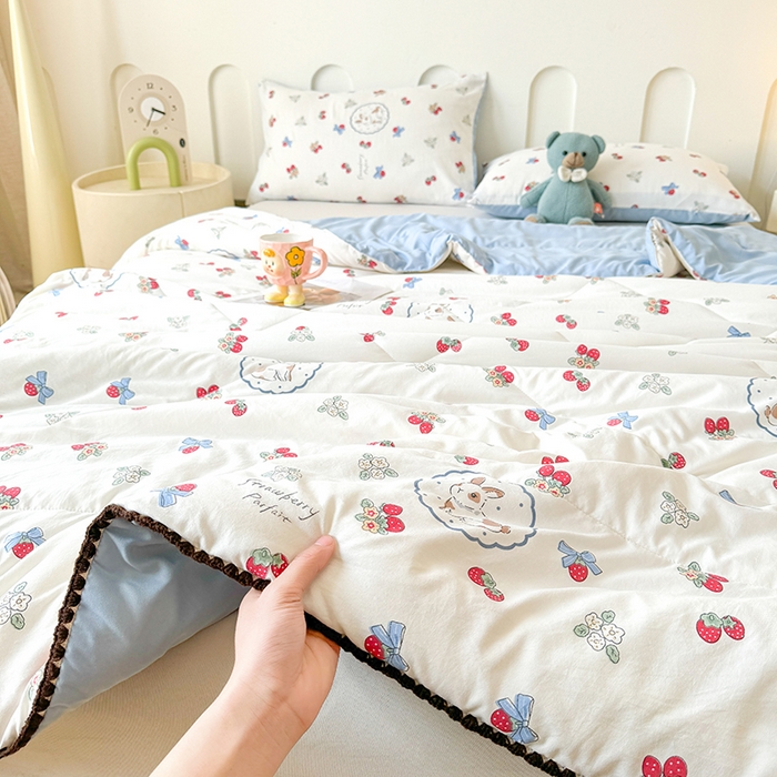 91家纺网 家纺一手货源 找家纺 熙宴家纺 2025新款A类水洗双层纱100%新疆棉花印花夏被空调被夏凉被 甜心草莓