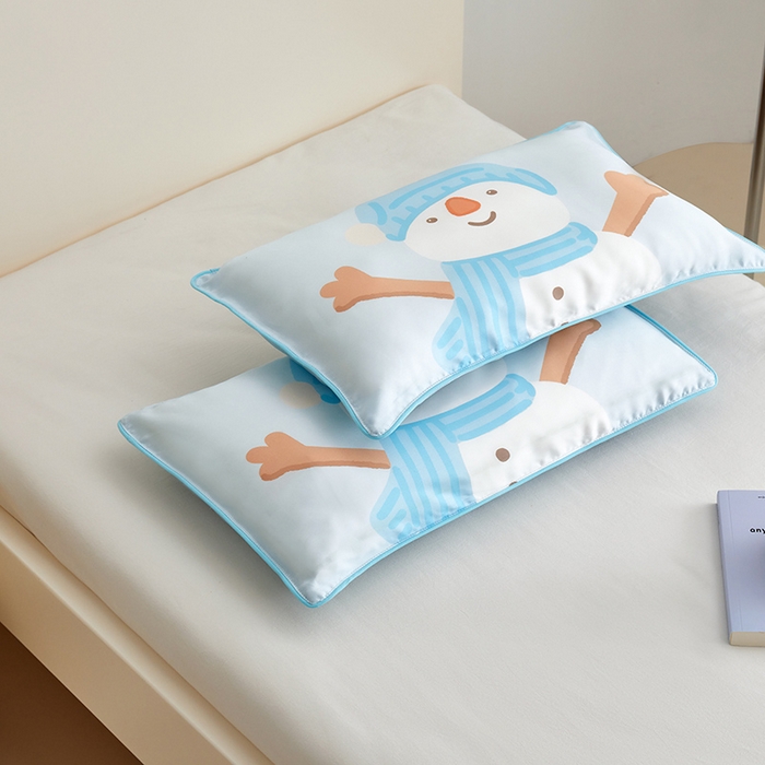 91家纺网 家纺一手货源 找家纺 荷马之梦  2025新款系列——A类60s原创手绘卡通儿童枕套 小雪人