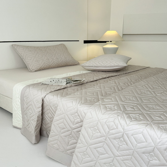 91家纺网 家纺一手货源 找家纺 云雀  2025新款舒适莱赛尔天丝夹棉床盖 菱格床盖-浅灰