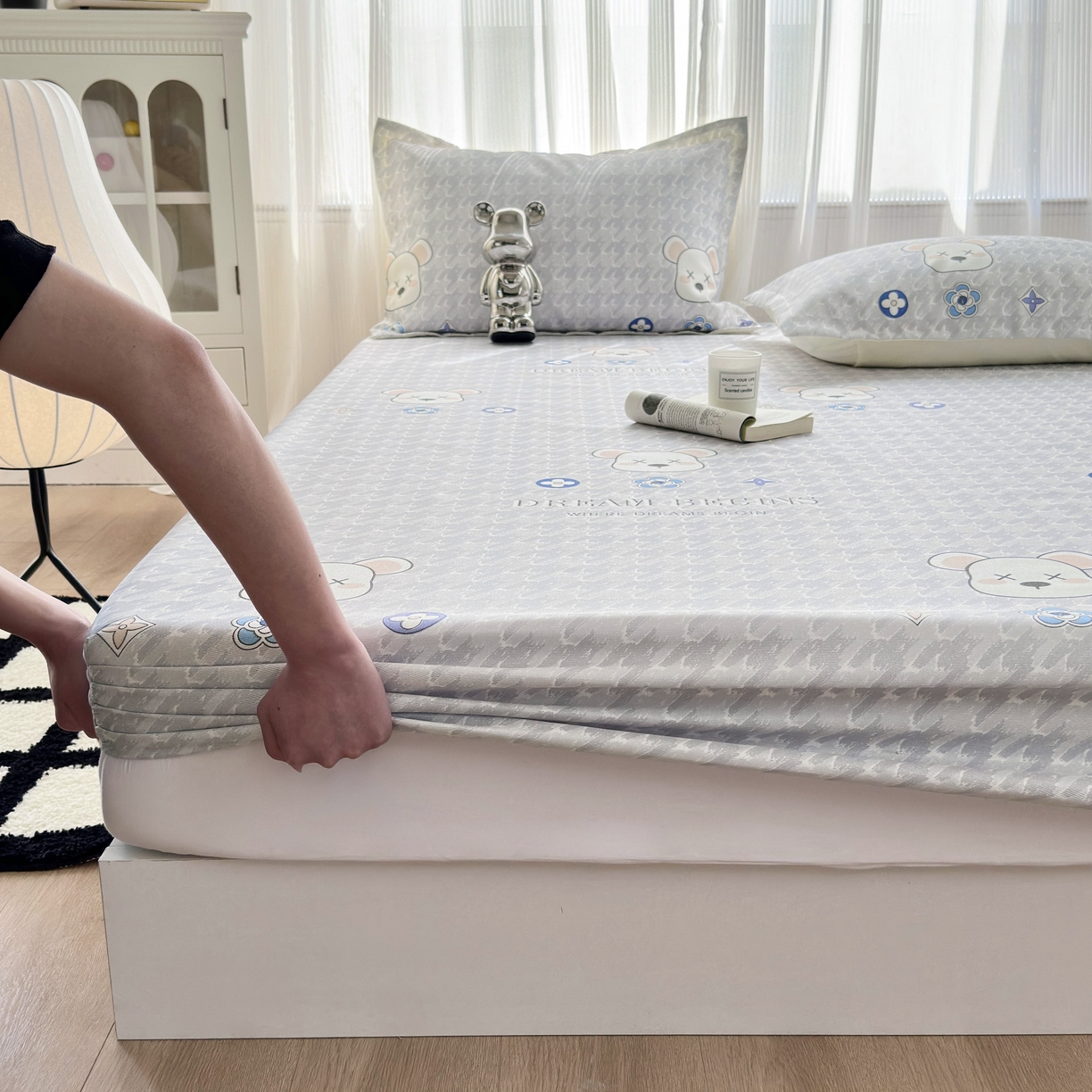 91家纺网 家纺一手货源 找家纺 乐居家纺 2025新款亲肤舒适活性印染水洗冰丝床笠 千鸟格熊