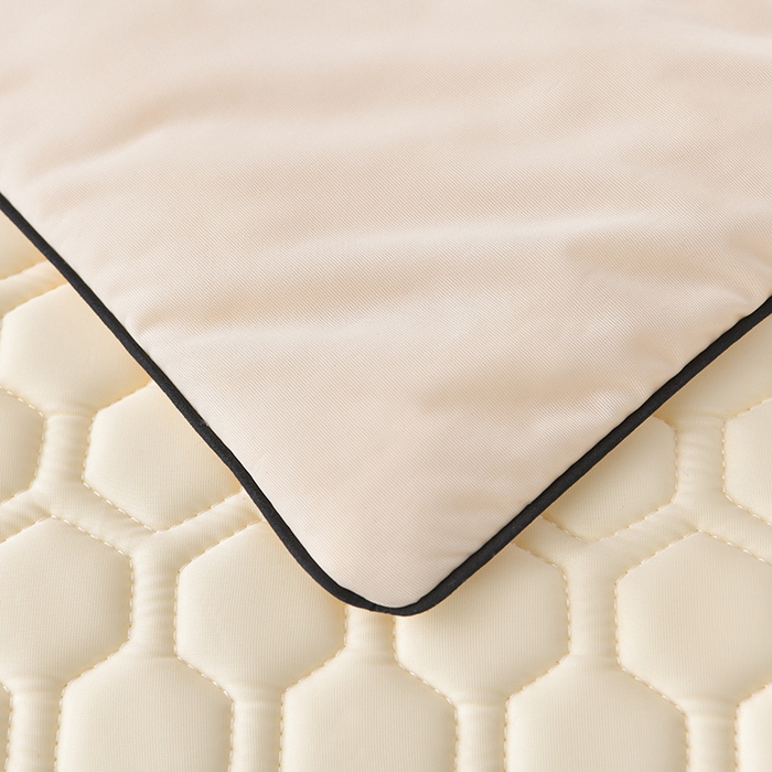 91家纺网 家纺一手货源 找家纺 畅畅家纺 2025新款夏季凉感丝足球花纯色凉席夏被四件套 足球花-米黄