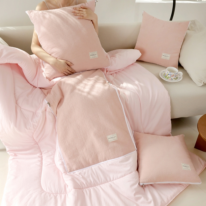 91家纺网 家纺一手货源 找家纺 番茄+ 2025新款简约全棉色织抱枕被 落樱粉