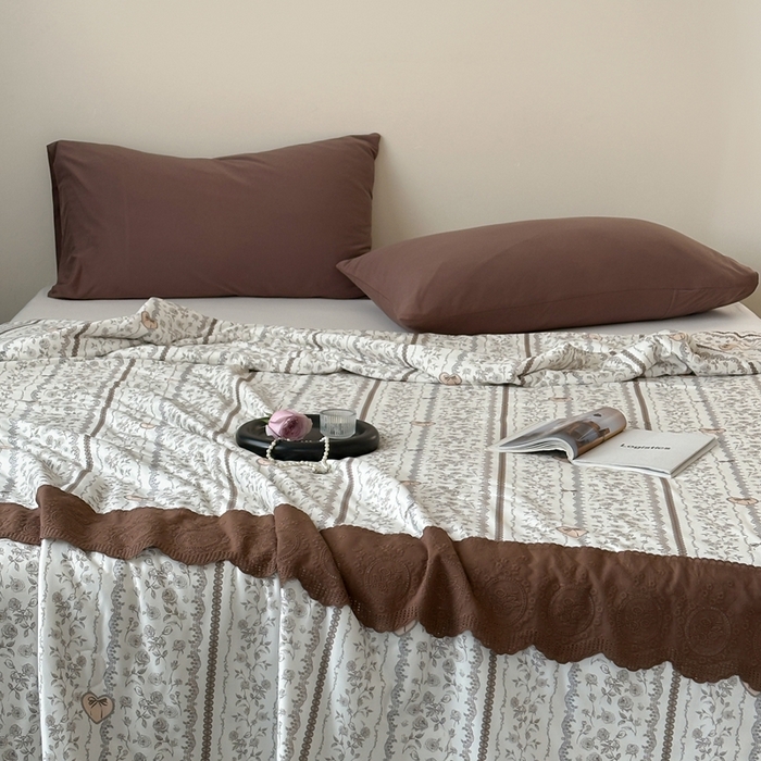 91家纺网 家纺一手货源 找家纺 觅糖  2025新款春夏款法式蕾丝针织大豆夏被 花伴