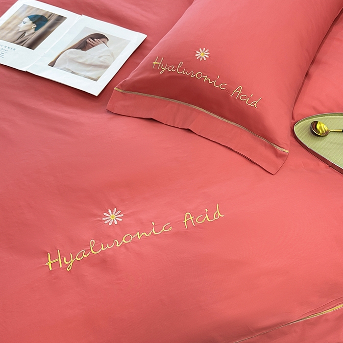 91家纺网 家纺一手货源 找家纺 宇彬家纺 2025直播新款13374全棉纯棉母婴级压线一字绣纯色刺绣四件套全棉纯棉贡缎新疆长绒字母款铂金系列 铂金 宝石红