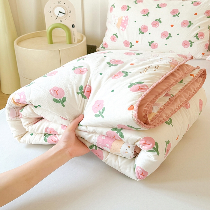 91家纺网 家纺一手货源 找家纺 熙宴家纺 2025新款A类水洗双层纱100%新疆棉花印花夏被空调被夏凉被 小兔花园