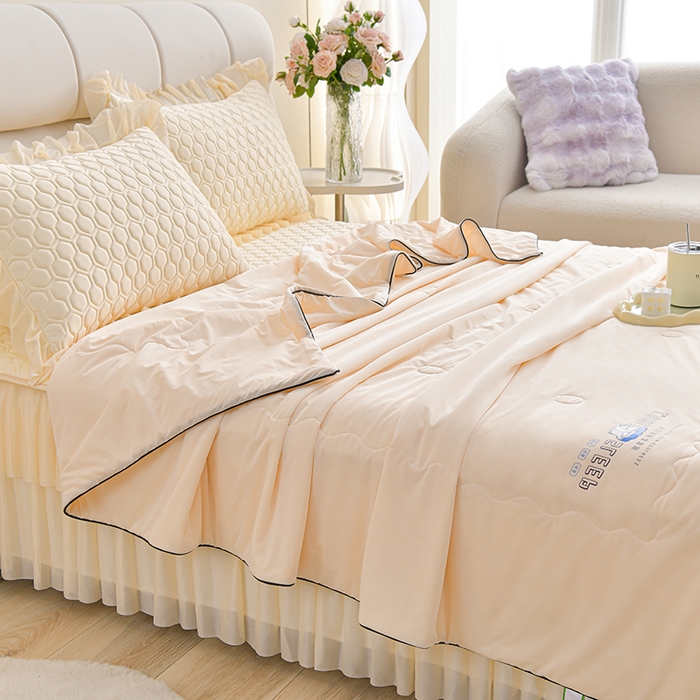 91家纺网 家纺一手货源 找家纺 畅畅家纺 2025新款夏季凉感丝足球花纯色凉席夏被四件套 足球花-米黄