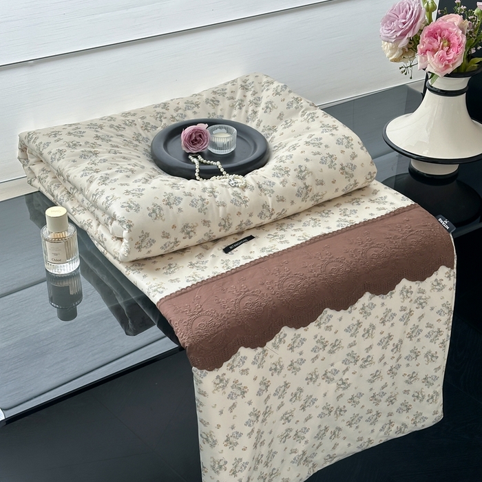 91家纺网 家纺一手货源 找家纺 （总）觅糖  2025新款春夏款法式蕾丝针织大豆夏被