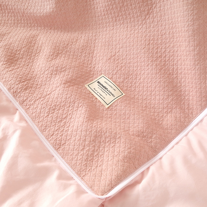 91家纺网 家纺一手货源 找家纺 番茄+ 2025新款简约全棉色织抱枕被 落樱粉