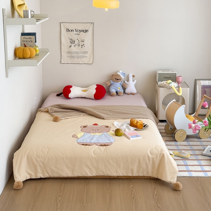 91家纺网 家纺一手货源 找家纺 喜多兔2025新款高精密人字棉贴布绣奶里奶气夏被夏凉被 咖色奶气小熊