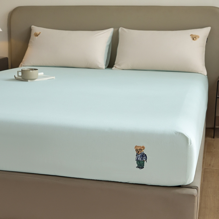 91家纺网 家纺一手货源 找家纺 禾时 2025新款A类全棉卡通小熊刺绣床笠床套床罩床垫保护套 杰米熊-绿