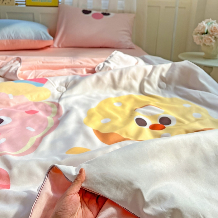 91家纺网 家纺一手货源 找家纺 海岛哥哥 2025新款水洗棉大版卡通夏被 小小甜甜圈