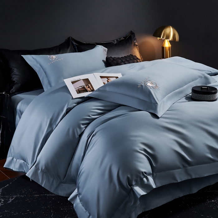 91家纺网 家纺一手货源 找家纺 沃尔居 2025新款全棉纯棉长绒棉四件套刺绣绣花纯色贡缎床笠款高端礼盒装 萨尔夫人-蓝灰