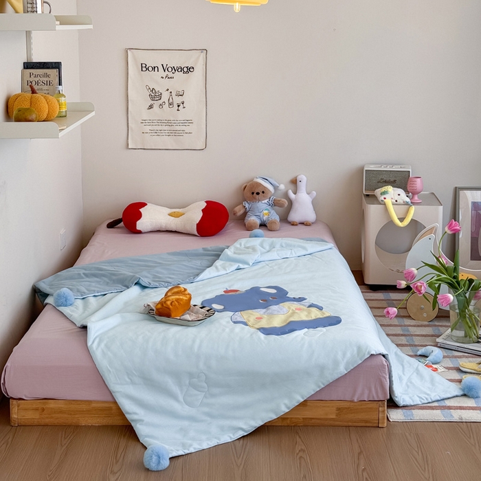 91家纺网 家纺一手货源 找家纺 喜多兔2025新款高精密人字棉贴布绣奶里奶气夏被夏凉被 蓝色奶气小象