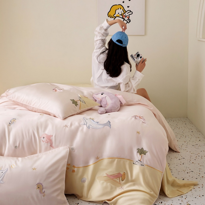 91家纺网 家纺一手货源 找家纺 爱缦 2025新款海边假日系列莱赛尔四件套风格二 粉