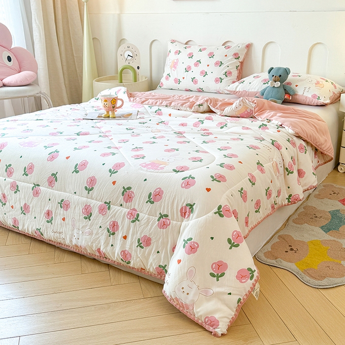 91家纺网 家纺一手货源 找家纺 熙宴家纺 2025新款A类水洗双层纱100%新疆棉花印花夏被空调被夏凉被 小兔花园