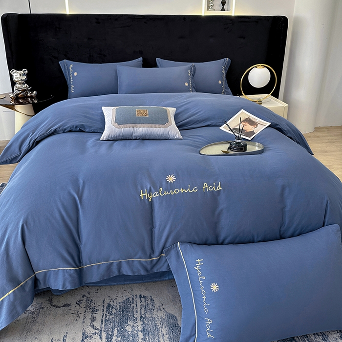 91家纺网 家纺一手货源 找家纺 宇彬家纺 2025直播新款13374全棉纯棉母婴级压线一字绣纯色刺绣四件套全棉纯棉贡缎新疆长绒字母款铂金系列 铂金 宾利蓝