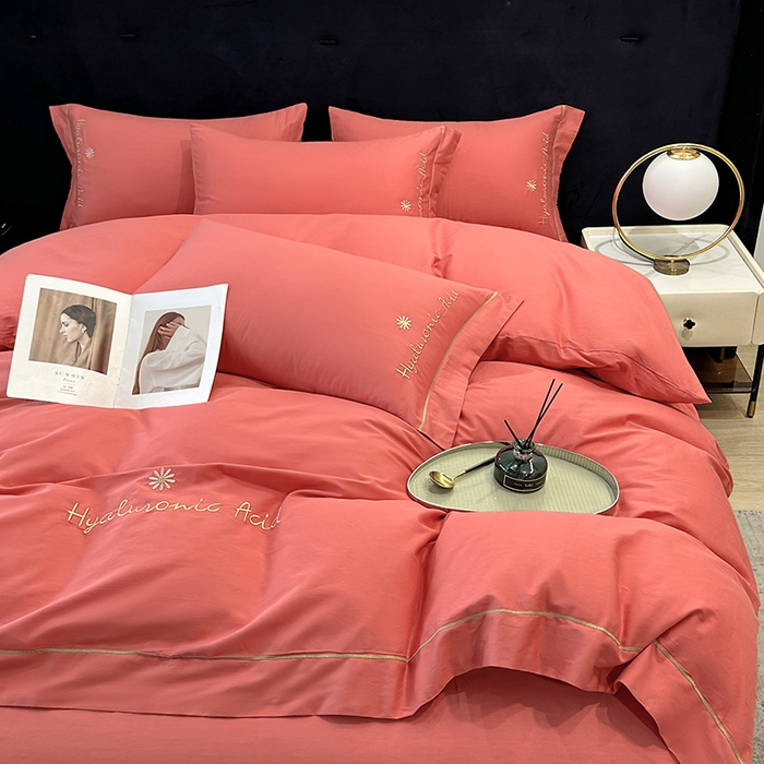 91家纺网 家纺一手货源 找家纺 宇彬家纺 2025直播新款13374全棉纯棉母婴级压线一字绣纯色刺绣四件套全棉纯棉贡缎新疆长绒字母款铂金系列 铂金 宝石红