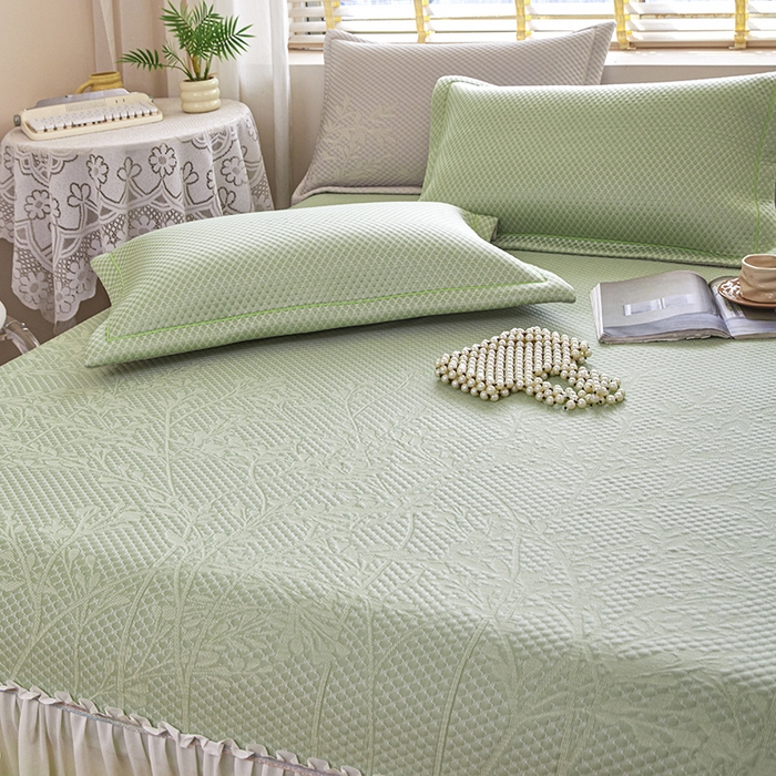 91家纺网 家纺一手货源 找家纺 桂雅居 2025春夏新款高分子凉席三件套床裙款 青草绿