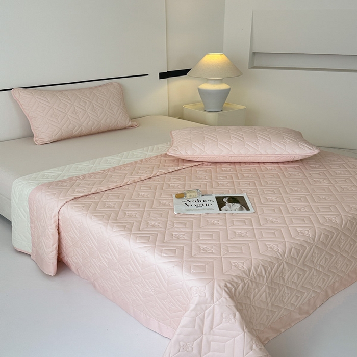 91家纺网 家纺一手货源 找家纺 云雀  2025新款舒适莱赛尔天丝夹棉床盖 菱格床盖-玉粉