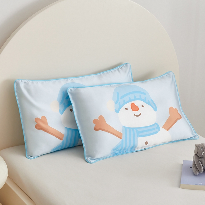 91家纺网 家纺一手货源 找家纺 荷马之梦  2025新款系列——A类60s原创手绘卡通儿童枕套 小雪人