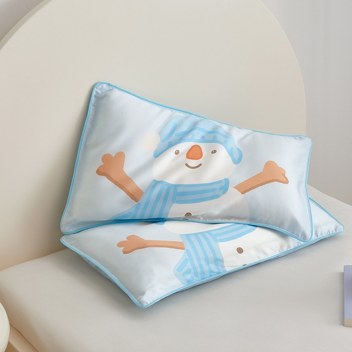 91家纺网 家纺一手货源 找家纺 荷马之梦  2025新款系列——A类60s原创手绘卡通儿童枕套 小雪人