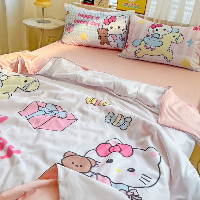 91家纺网 家纺一手货源 找家纺 海岛哥哥 2025新款水洗棉大版卡通夏被 凯蒂的礼物