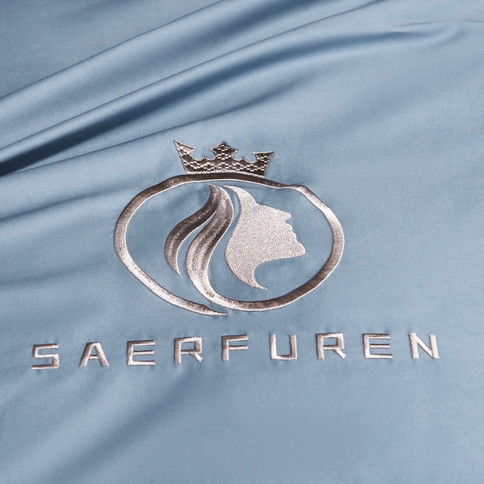 91家纺网 家纺一手货源 找家纺 沃尔居 2025新款全棉纯棉长绒棉四件套刺绣绣花纯色贡缎床笠款高端礼盒装 萨尔夫人-蓝灰