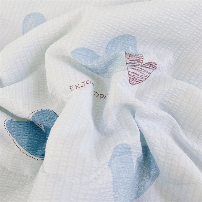 91家纺网 家纺一手货源 找家纺 南北家居  2025新款亲肤泡泡棉提花夏被 一见倾心